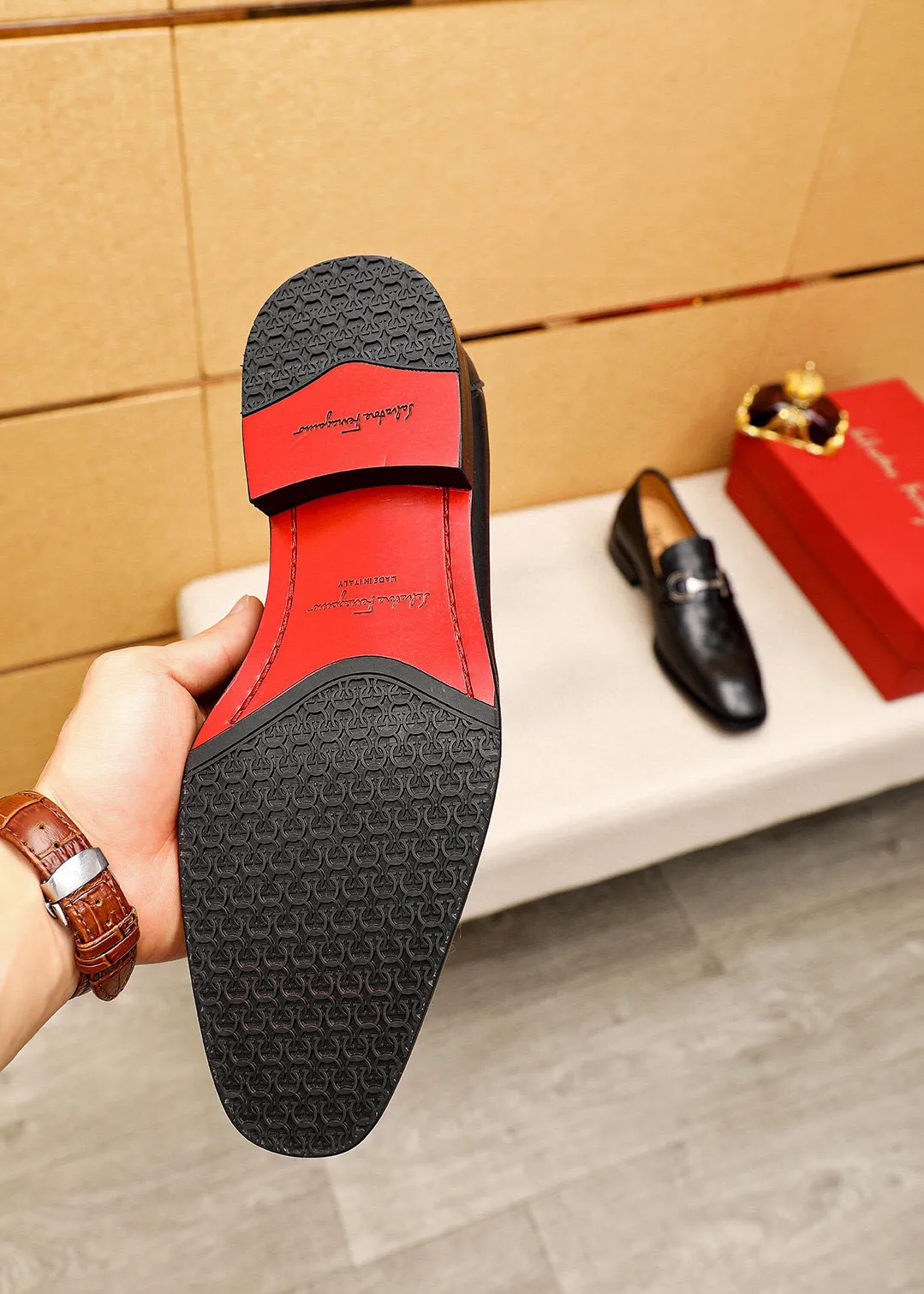 Men's shoes 💰460 💐 Product trademark: Ferragamo "Ferragamo" casual leather shoes Regular size: 38-44 (45🉑️customized) Product materials: Selected imported first-layer calfskin embossed upper + luxury hardware buckle, imported water-dyed cowhide leather lining. Strong three-dimensional visual effect, original combination outsole Color: 1⃣️color optional